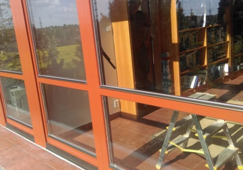 Okapnička na spodní hraně dřevěného okna