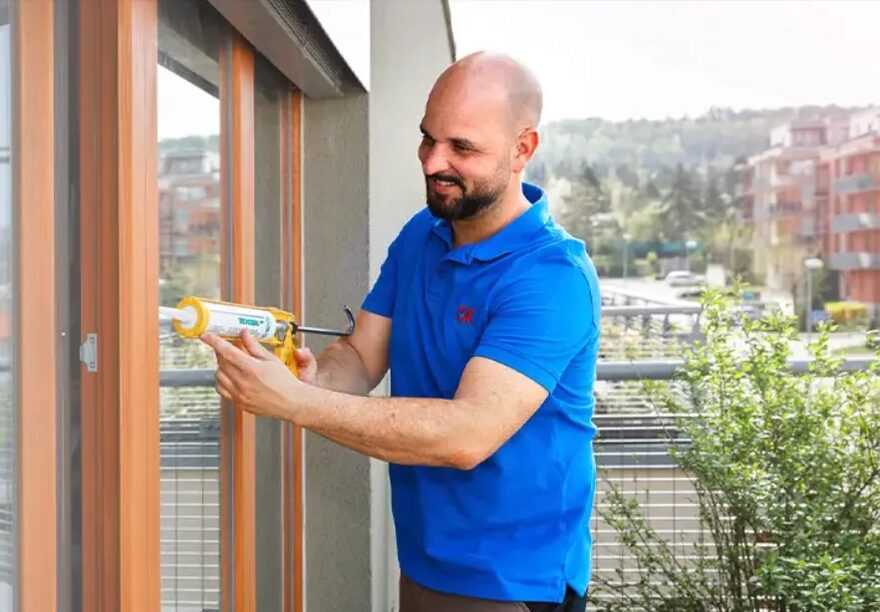 Renovace dřevěného okna – tmelení rámu přímo u zákazníka
