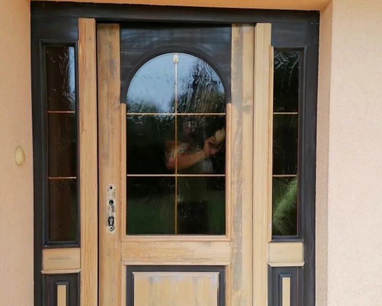 Vchodové dřevěné dveře po renovaci