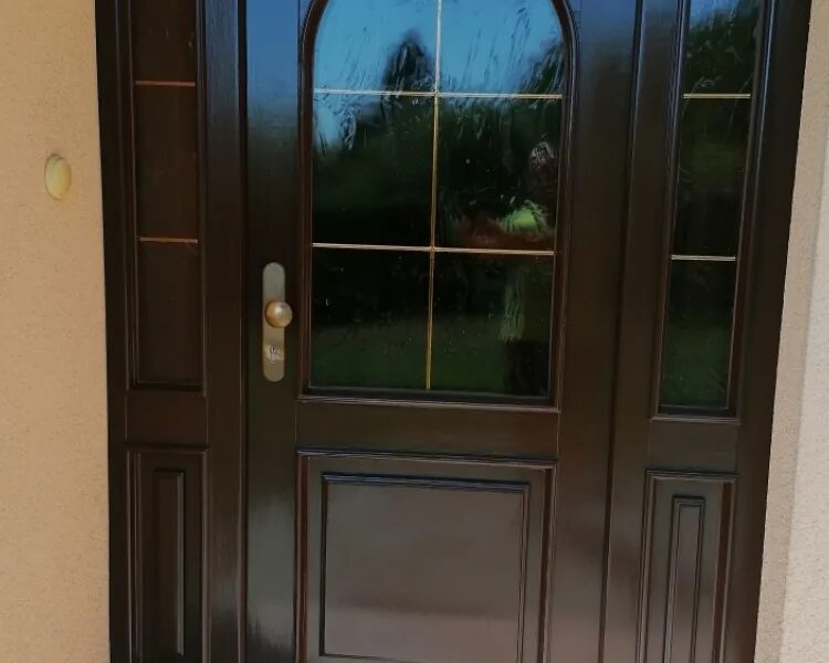 Dřevěné vchodové dveře po renovaci