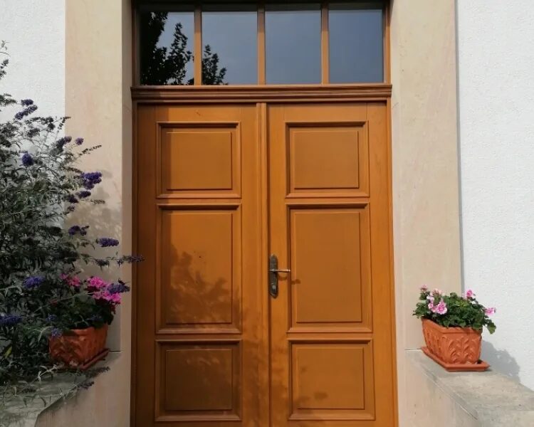 Dřevěné vchodové dveře po renovaci