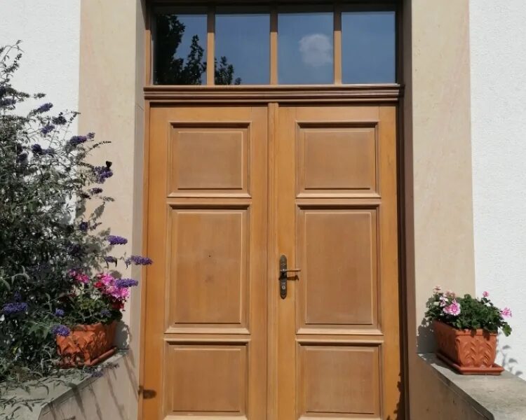 Dřevěné vchodové dveře před renovací